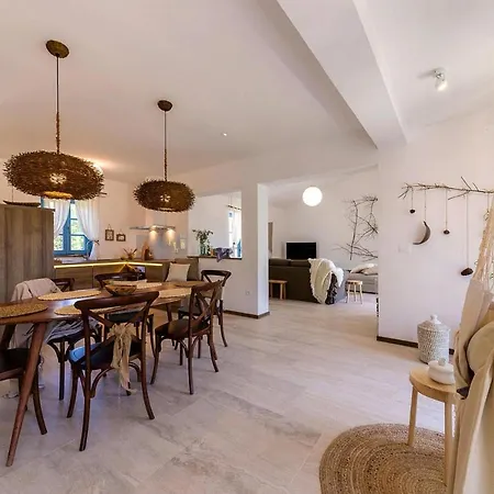 Villa Holiday In Vardica